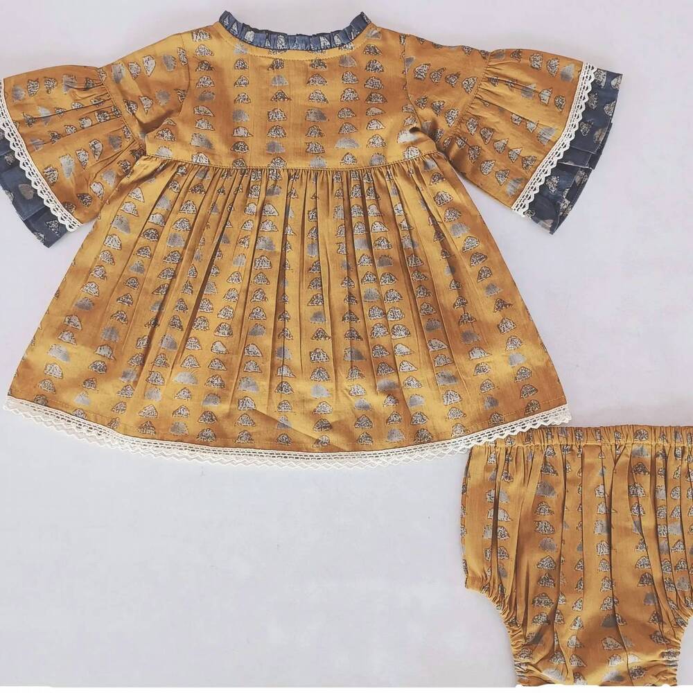 NEW YO BABY girl's printed bell-sleeves neck ruffle dress & diaper cover set in